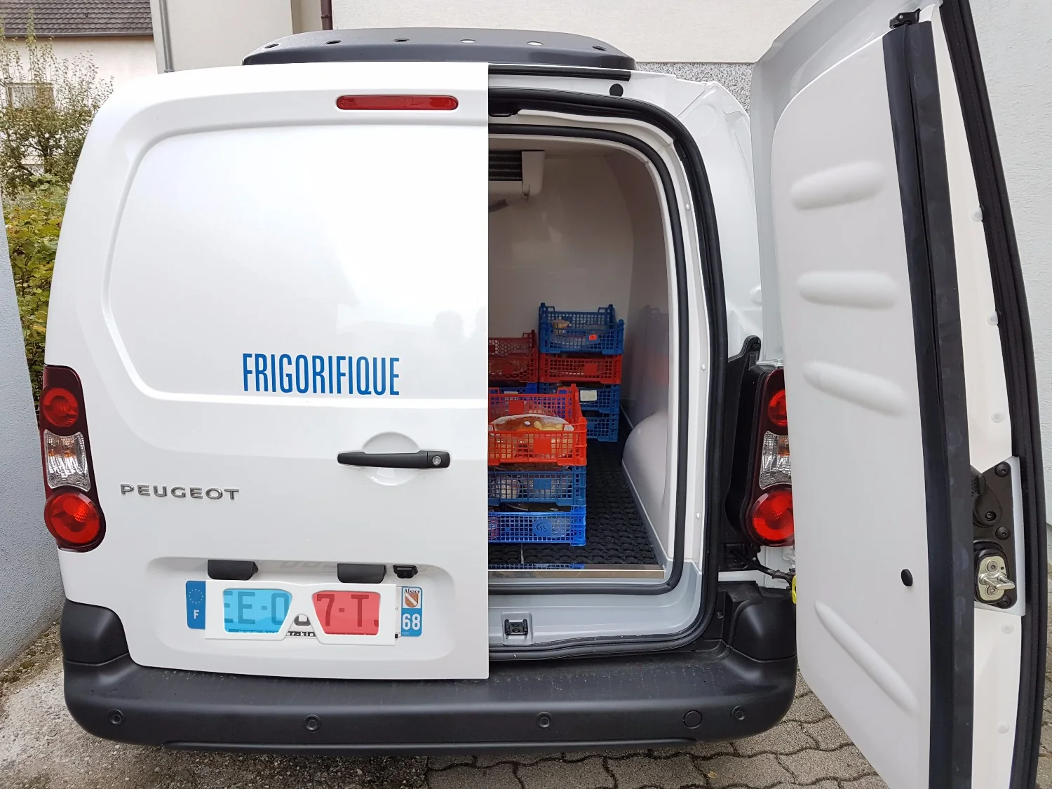 Véhicule frigorifique du service de portage Au Sapin